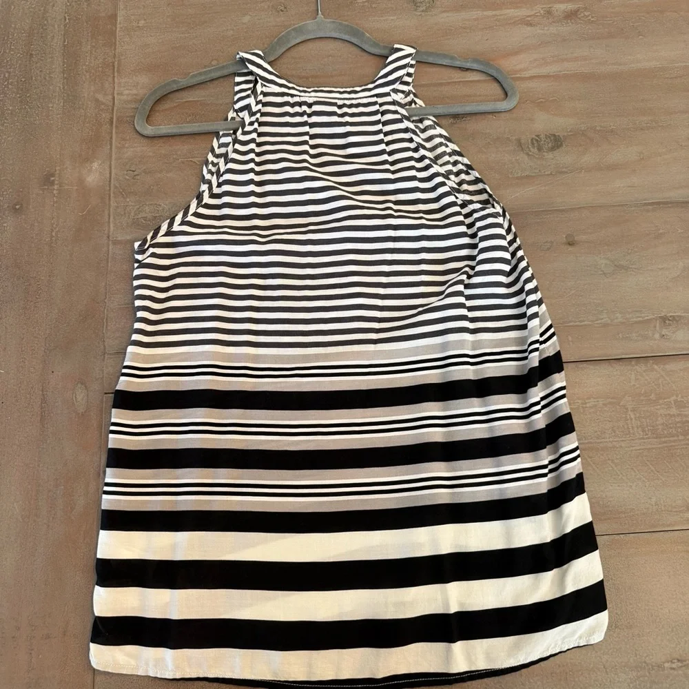 Old Navy B&W striped, sleeveless blouse split neck button-front detail Sz M EUC - Picture 8 of 10